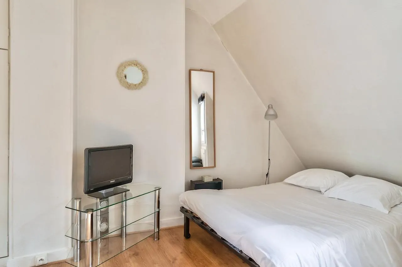 New Parisian Studio With View In The Central 11Th Apartment